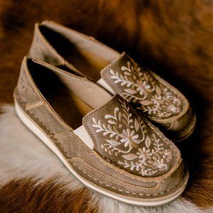 NWT*Ariat Cruiser Slip-On Shoe [Brown Bomber Embroidered]